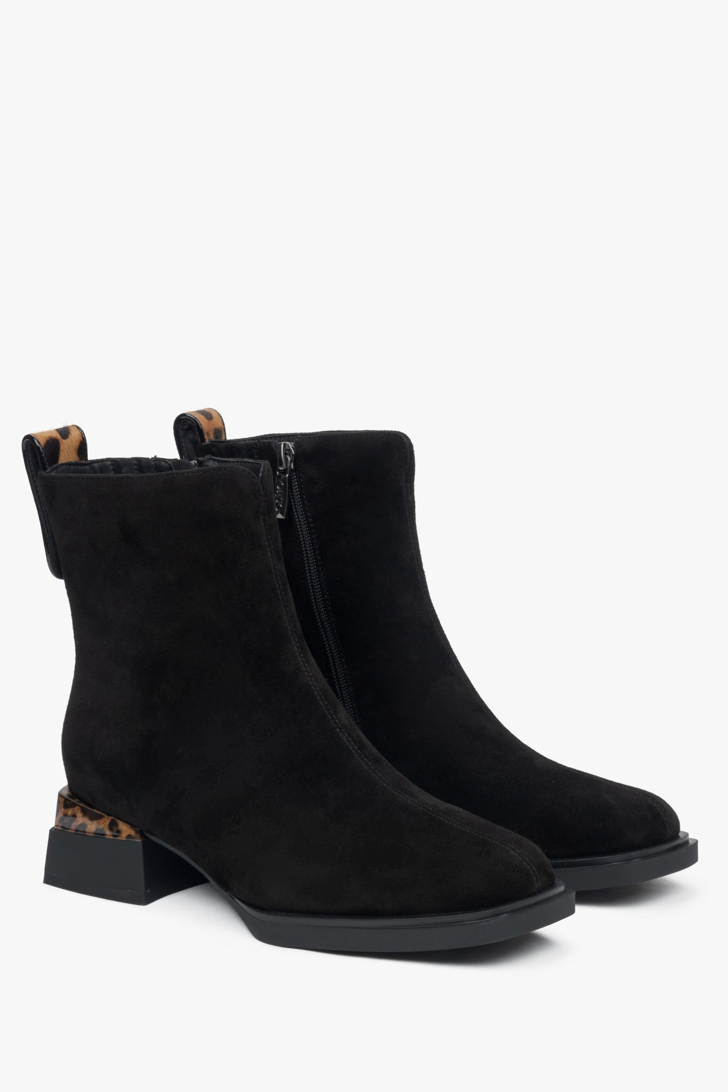 Schwarze Damen-Stiefeletten aus Velours mit niedrigem Absatz von Estro.