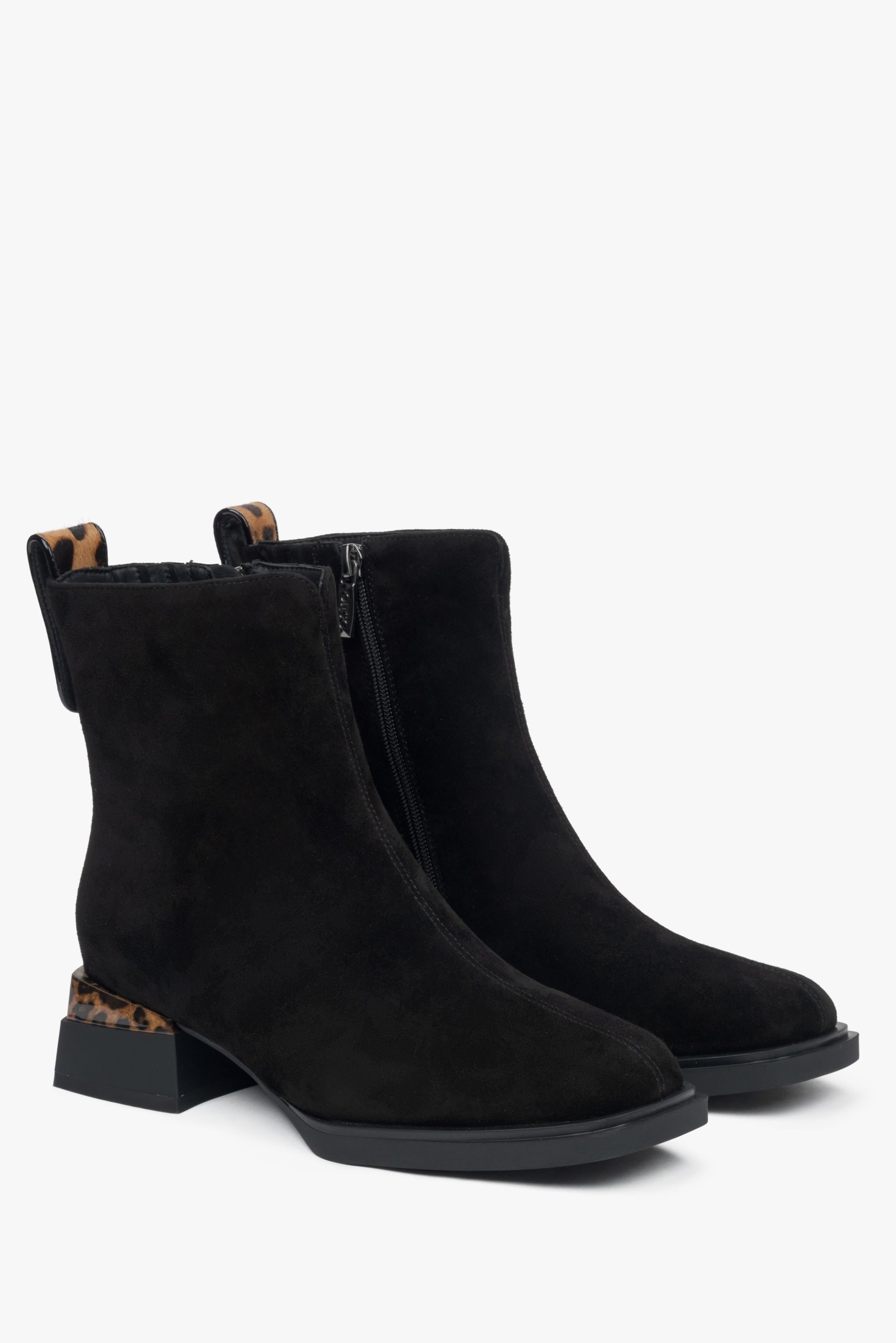 Schwarze Damen-Stiefeletten aus Velours mit niedrigem Absatz von Estro.