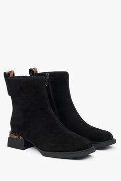 Schwarze Damen-Stiefeletten aus Velours mit niedrigem Absatz von Estro.