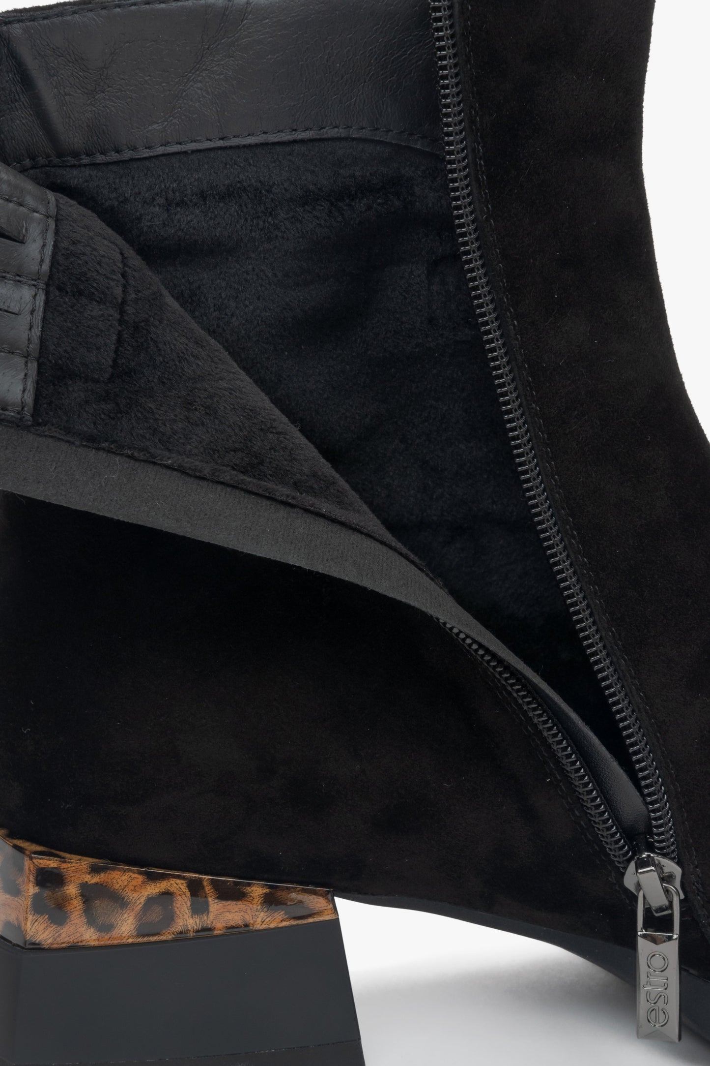 Schwarze Damen-Stiefeletten aus Velours – Nahaufnahme des gefütterten Innenraums.