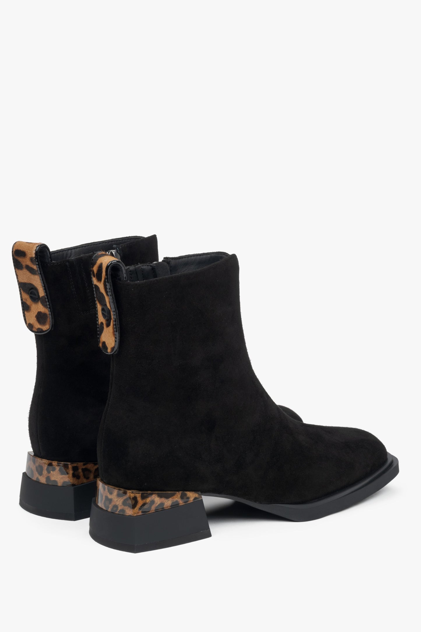 Schwarze Damen-Stiefeletten aus Velours mit niedrigem Absatz und Tierdruck-Einsätzen – Nahaufnahme des Absatzes und der Seitenlinie der Schuhe.