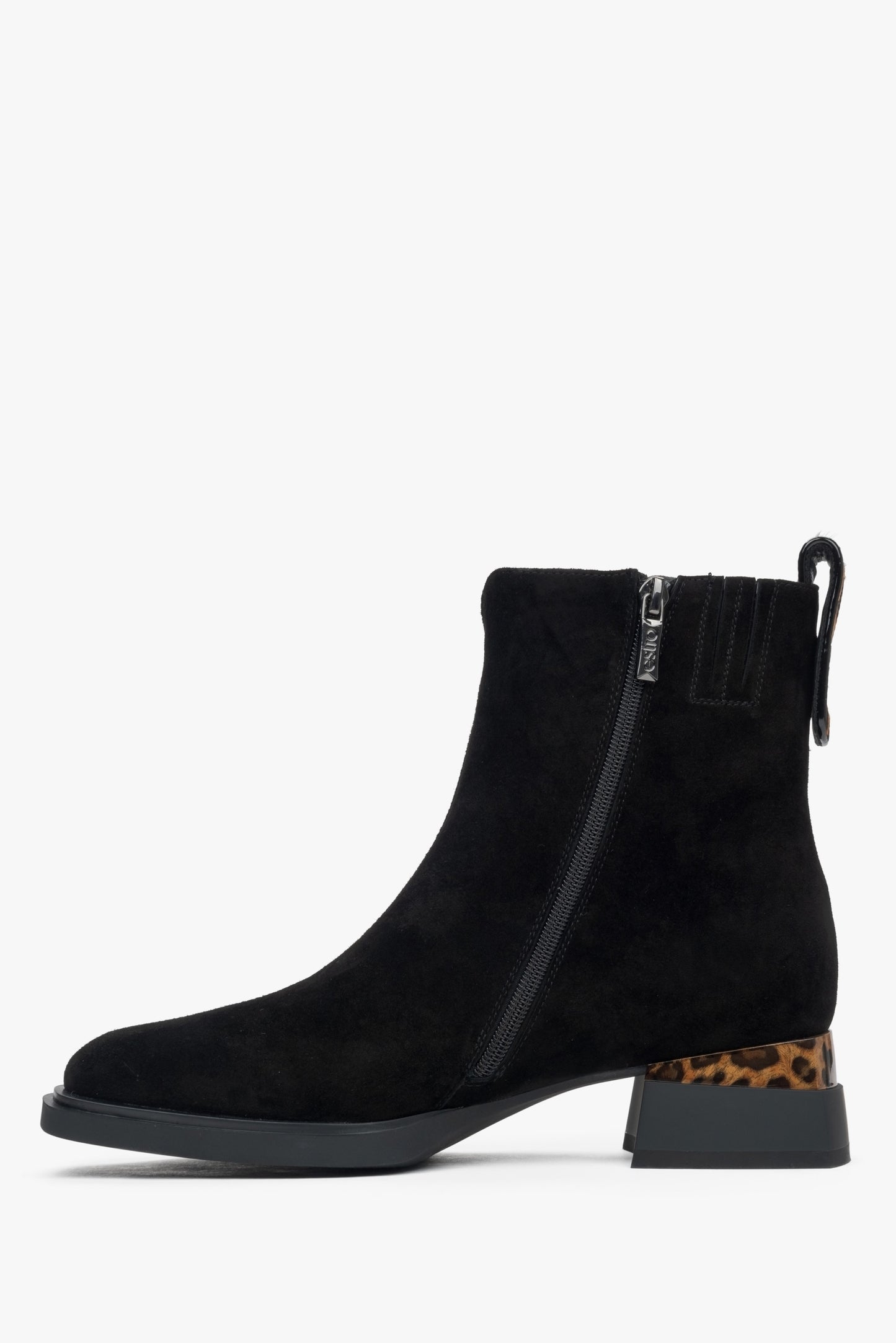Damen-Stiefeletten aus schwarzem Velours von Estro – Seitenprofil.