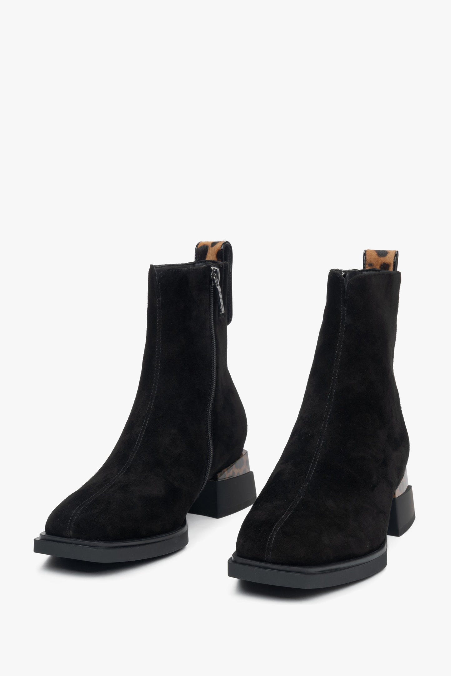 Damen-Stiefeletten aus Velours mit Absatz von Estro – Vorderansicht des Modells.