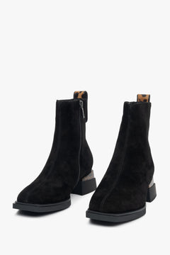 Damen-Stiefeletten aus Velours mit Absatz von Estro – Vorderansicht des Modells.