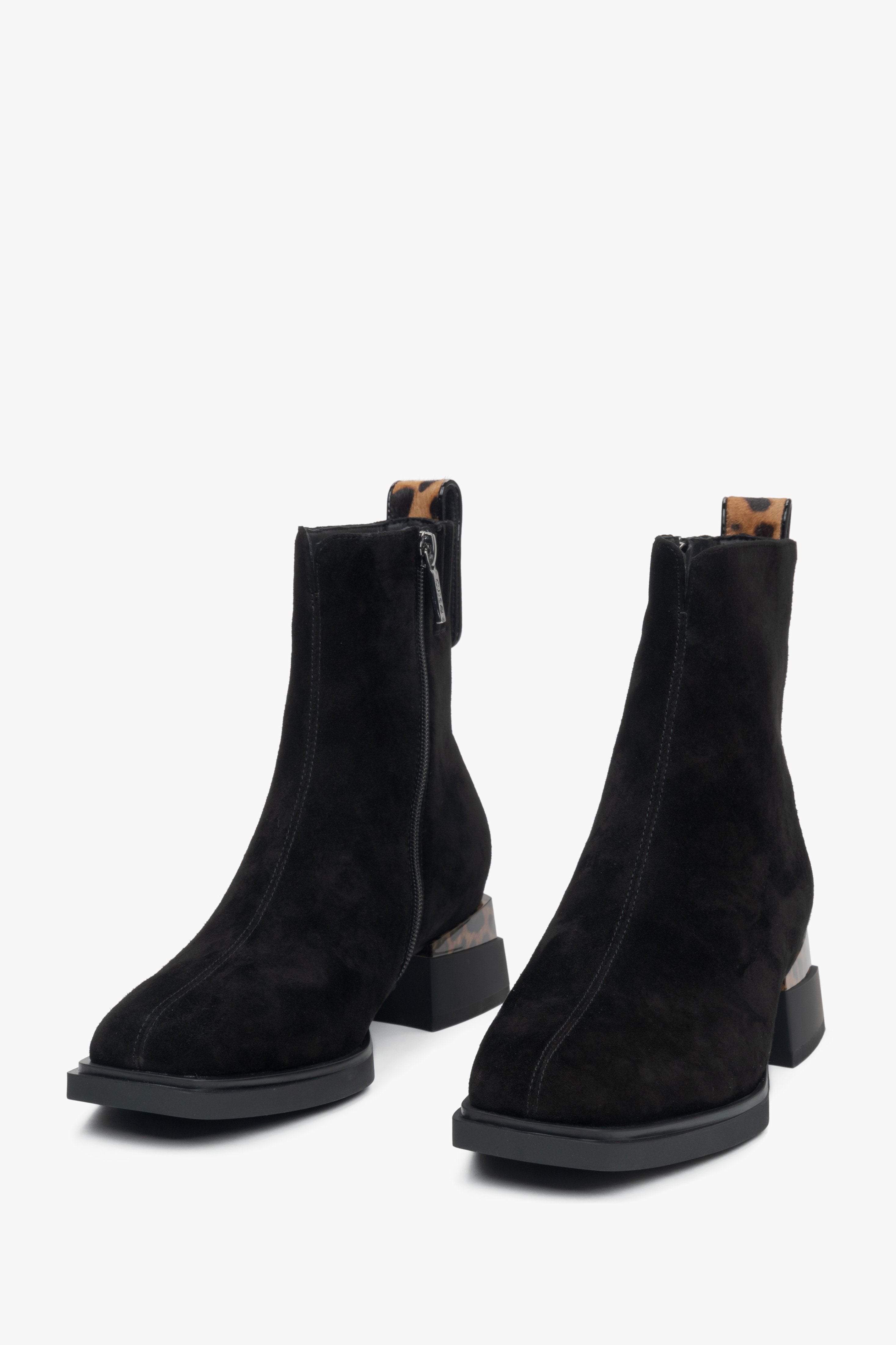 Damen-Stiefeletten aus Velours mit Absatz von Estro – Vorderansicht des Modells.