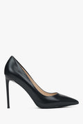 Seitliche Ansicht der eleganten schwarzen Damen-Stilettos aus glattem Echtleder mit hohem Stilettoabsatz und spitzem Schnitt