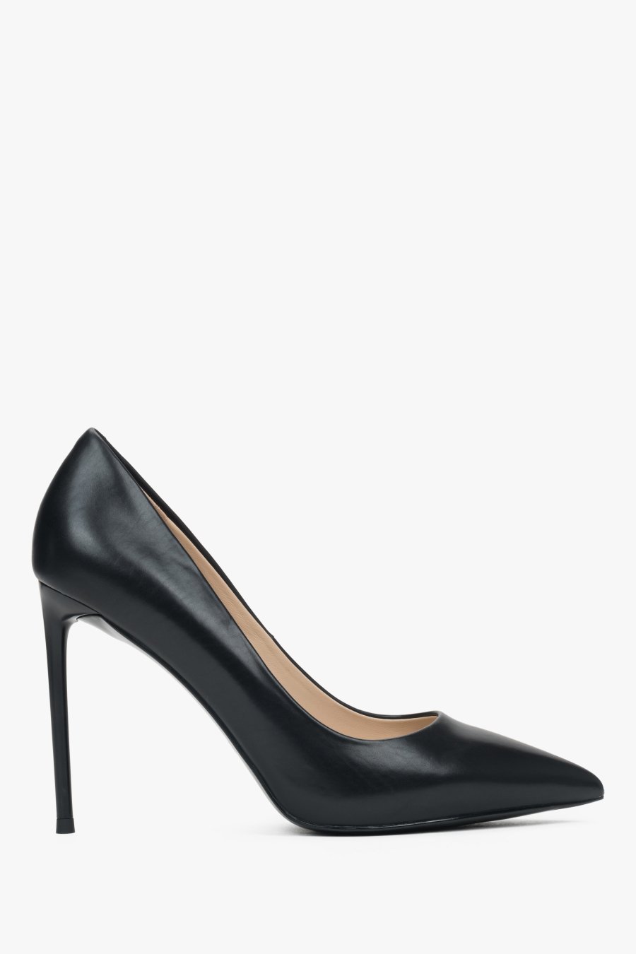 Seitliche Ansicht der eleganten schwarzen Damen-Stilettos aus glattem Echtleder mit hohem Stilettoabsatz und spitzem Schnitt