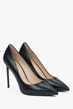 Schrägansicht der beiden schwarzen Stilettos, die die schlanke Linienführung und den 10,5 cm hohen Absatz zeigen