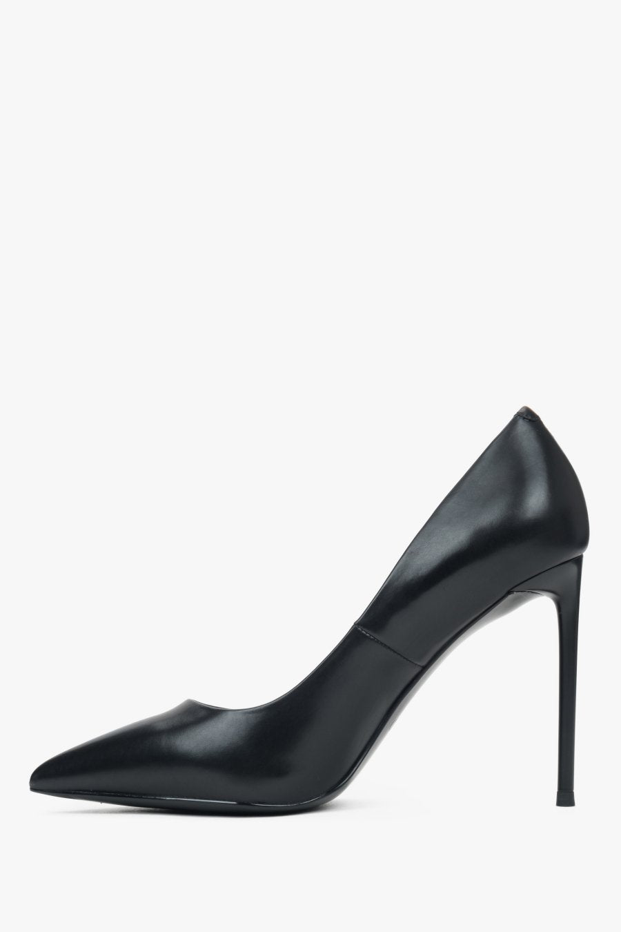 Klassisches Seitenprofil des leichten Echtleder-Pumps mit Fokus auf die spitz zulaufende Kappe