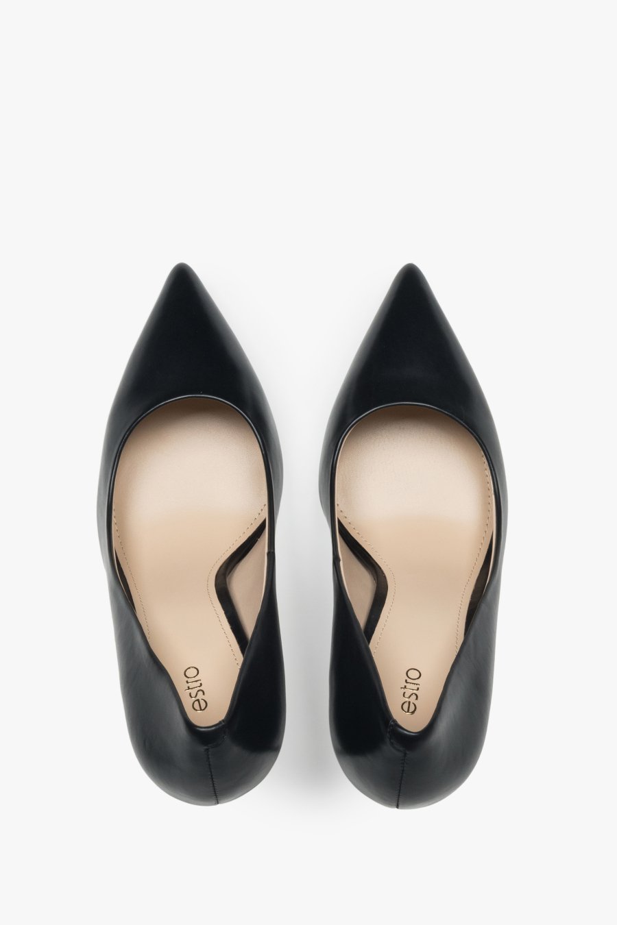 Ansicht von oben in die schwarzen Stilettos, die das Innenfutter aus Naturleder und die elegante Form präsentieren