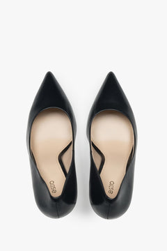 Ansicht von oben in die schwarzen Stilettos, die das Innenfutter aus Naturleder und die elegante Form präsentieren