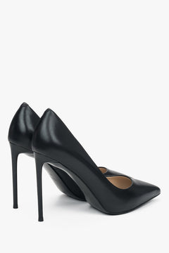 Rückansicht der Stilettos mit Fokus auf den präzise ausbalancierten, schmalen Pfennigabsatz