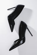 Künstlerische Draufsicht auf das Paar schwarzer Damen-Stilettos aus Lackleder