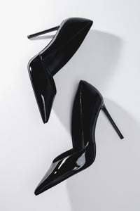 Künstlerische Draufsicht auf das Paar schwarzer Damen-Stilettos aus Lackleder