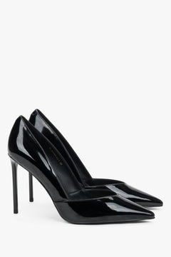 Schräge Frontalansicht der eleganten schwarzen Lack-Stilettos mit spitzer Zehenpartie