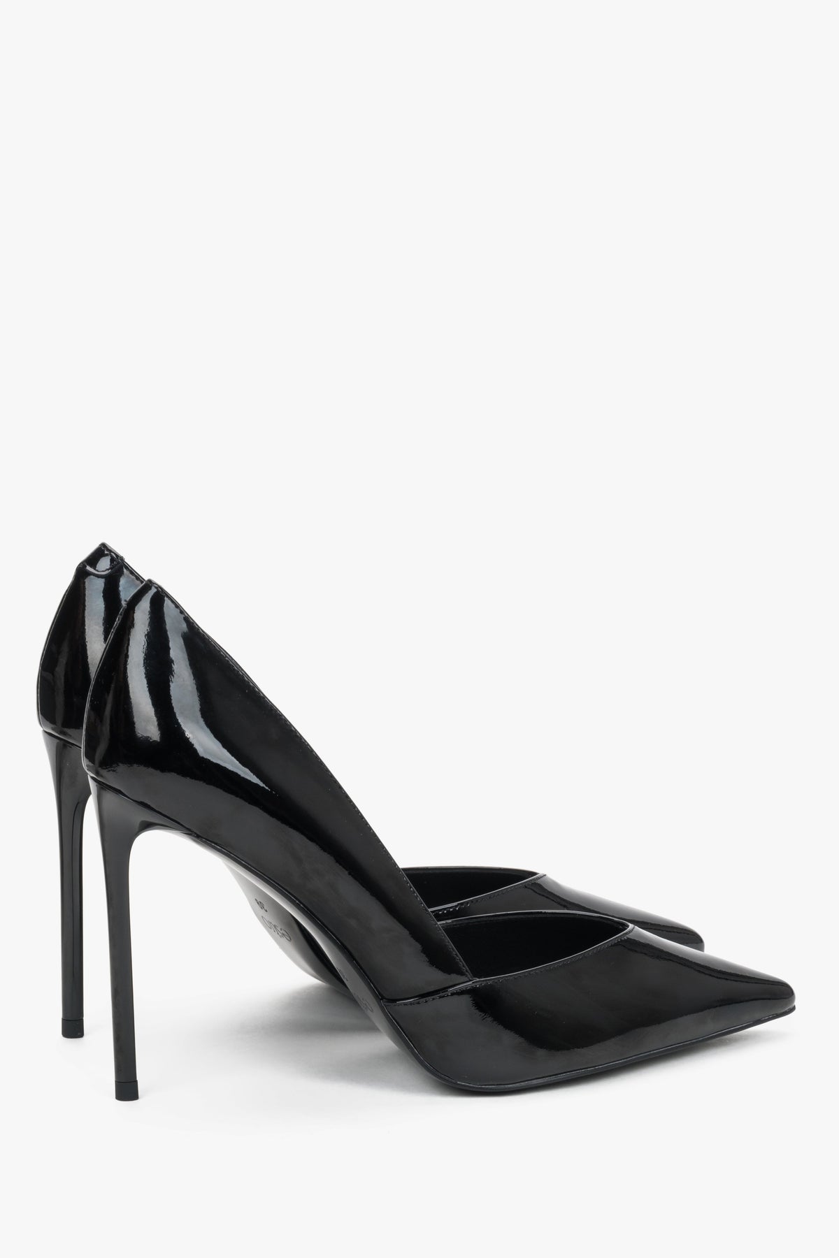 Rückwärtige schräge Perspektive der schwarzen Stilettos mit 10,5-cm-Absatz