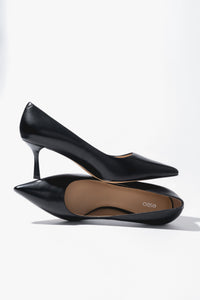 Kreative Ansicht der schwarzen Damen-Stilettos aus Echtleder, übereinander platziert mit Fokus auf die spitze Kappe und den 7 cm hohen Absatz 