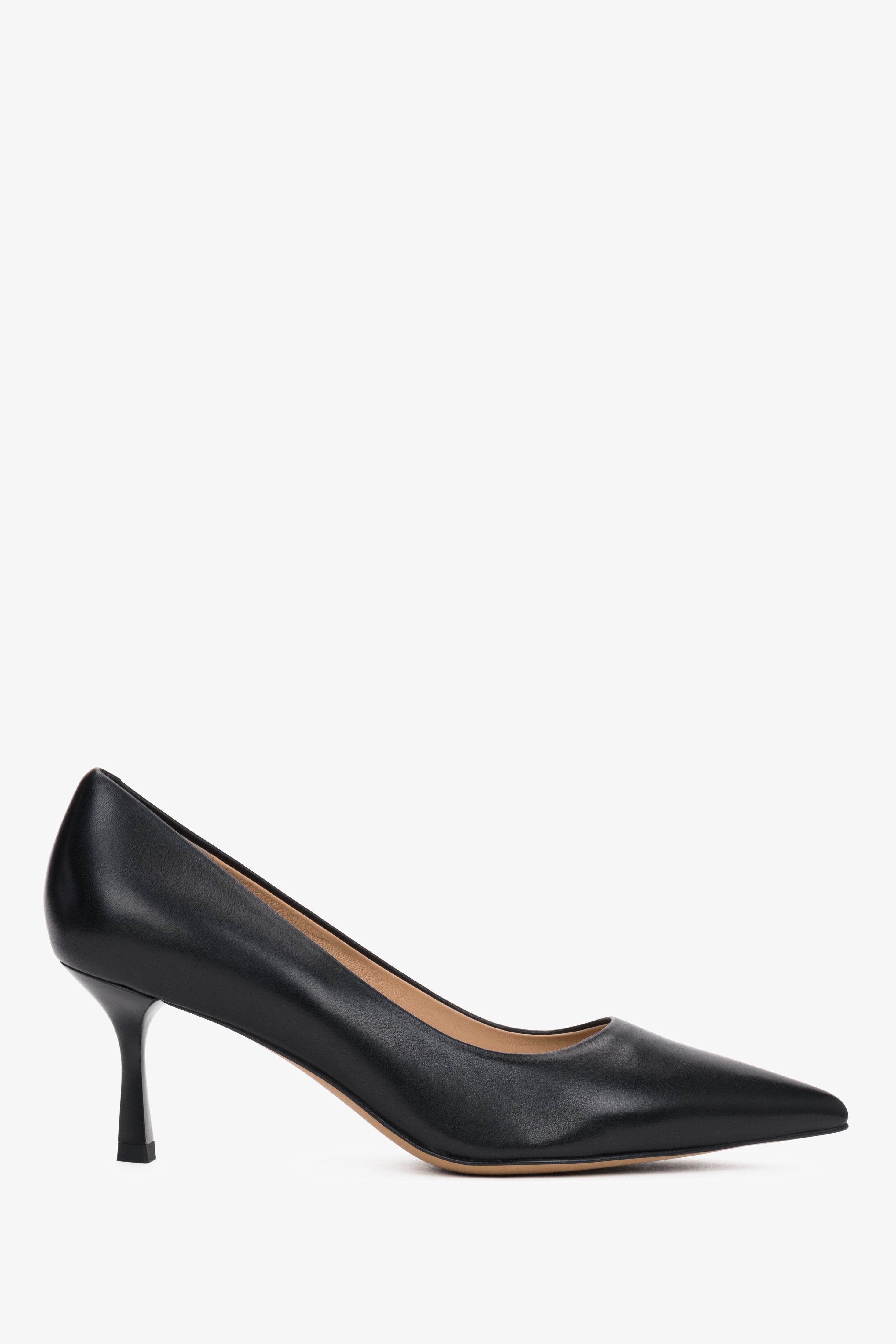 Seitliche Ansicht der eleganten Stilettos mit niedrigem Pfennigabsatz und glatter Lederstruktur 