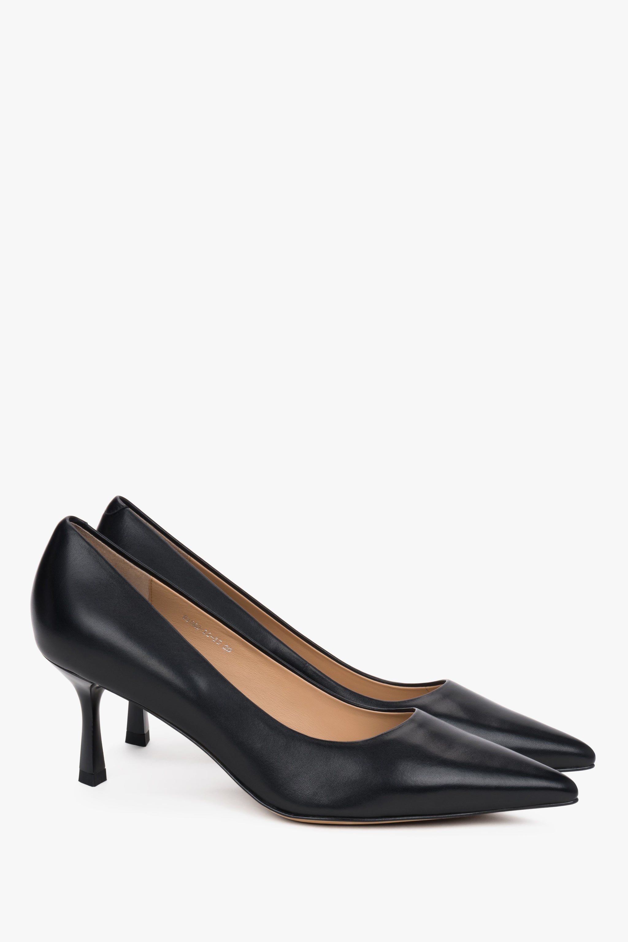 Seitliches Profil der Stilettos mit Fokus auf die dynamische, beinverlängernde Formgebung 