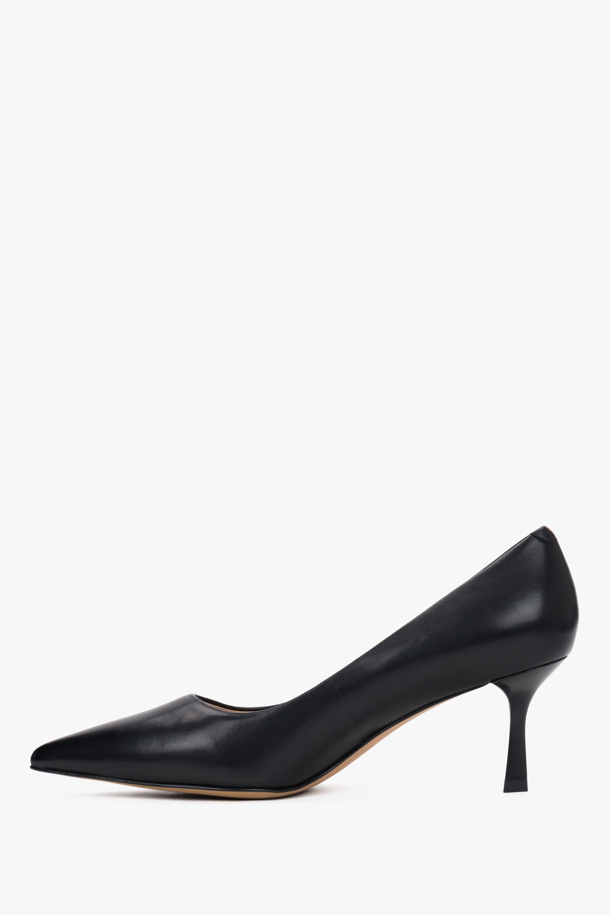 Klassisches, sauberes Seitenprofil des linken Stilettos mit gummierter Sohle für sicheren Halt 