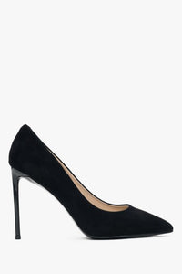 Seitenprofil des schwarzen Stilettos, das die klassische Silhouette und die spitze Kappe betont