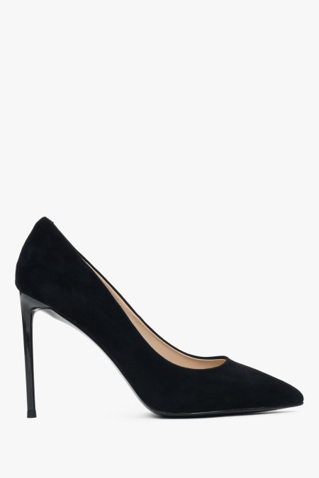 Seitenprofil des schwarzen Stilettos, das die klassische Silhouette und die spitze Kappe betont
