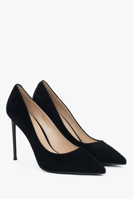 Schrägansicht des schwarzen Damen-Pumps aus natürlichem Veloursleder mit schlankem Stiletto-Absatz