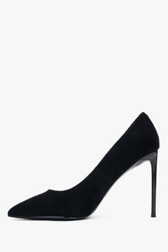 Linke Profil des schwarzen Stilettos, das die klassische Silhouette und die spitze Kappe betont