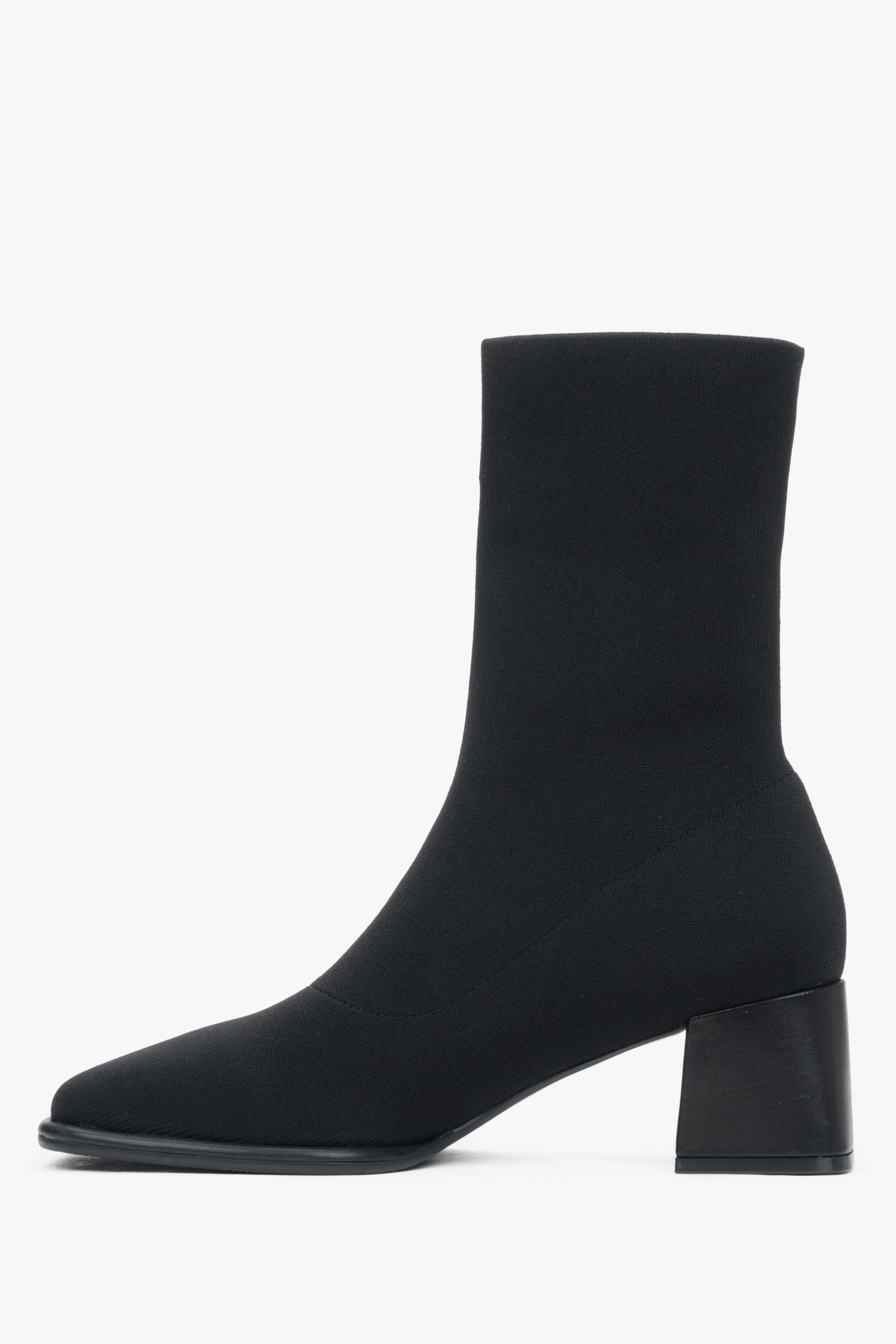 Estro Damen-Stiefeletten in Schwarz mit niedrigem Absatz und weichem Schaft – Seitenansicht.