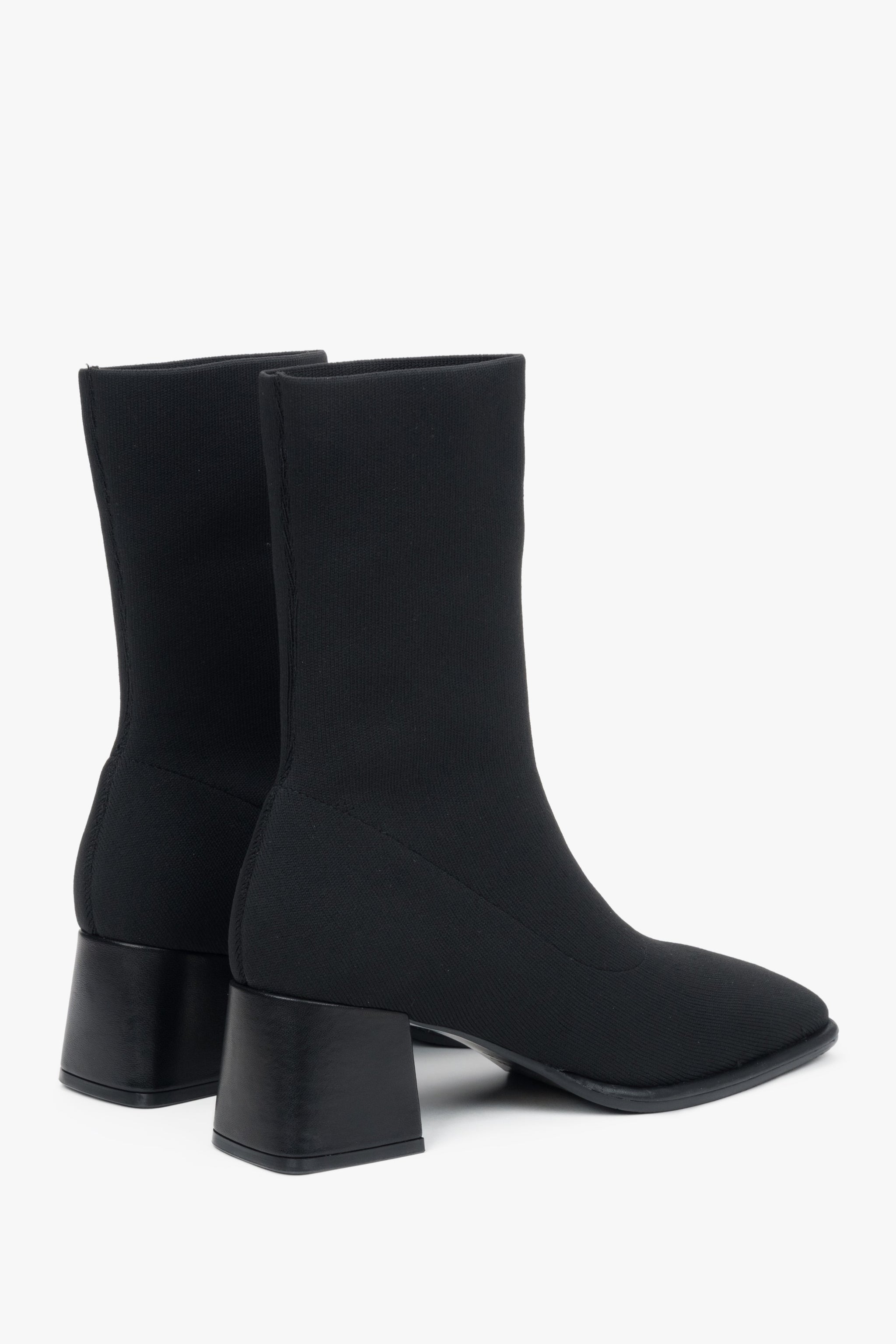 Stylische Damen-Stiefeletten in Schwarz mit niedrigem Absatz und weichem Schaft von Estro – Nahaufnahme des Absatzes.