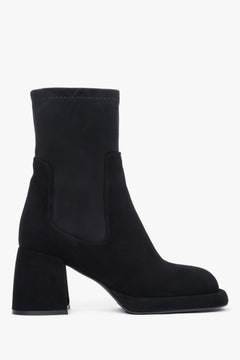 Profilansicht der schwarzen Damen-Stiefeletten aus Velours mit Blockabsatz und Stretch-Schaft