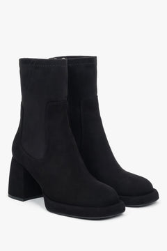 Schrägansicht des eleganten Stiefeletten-Paares zur Veranschaulichung der schlanken Form