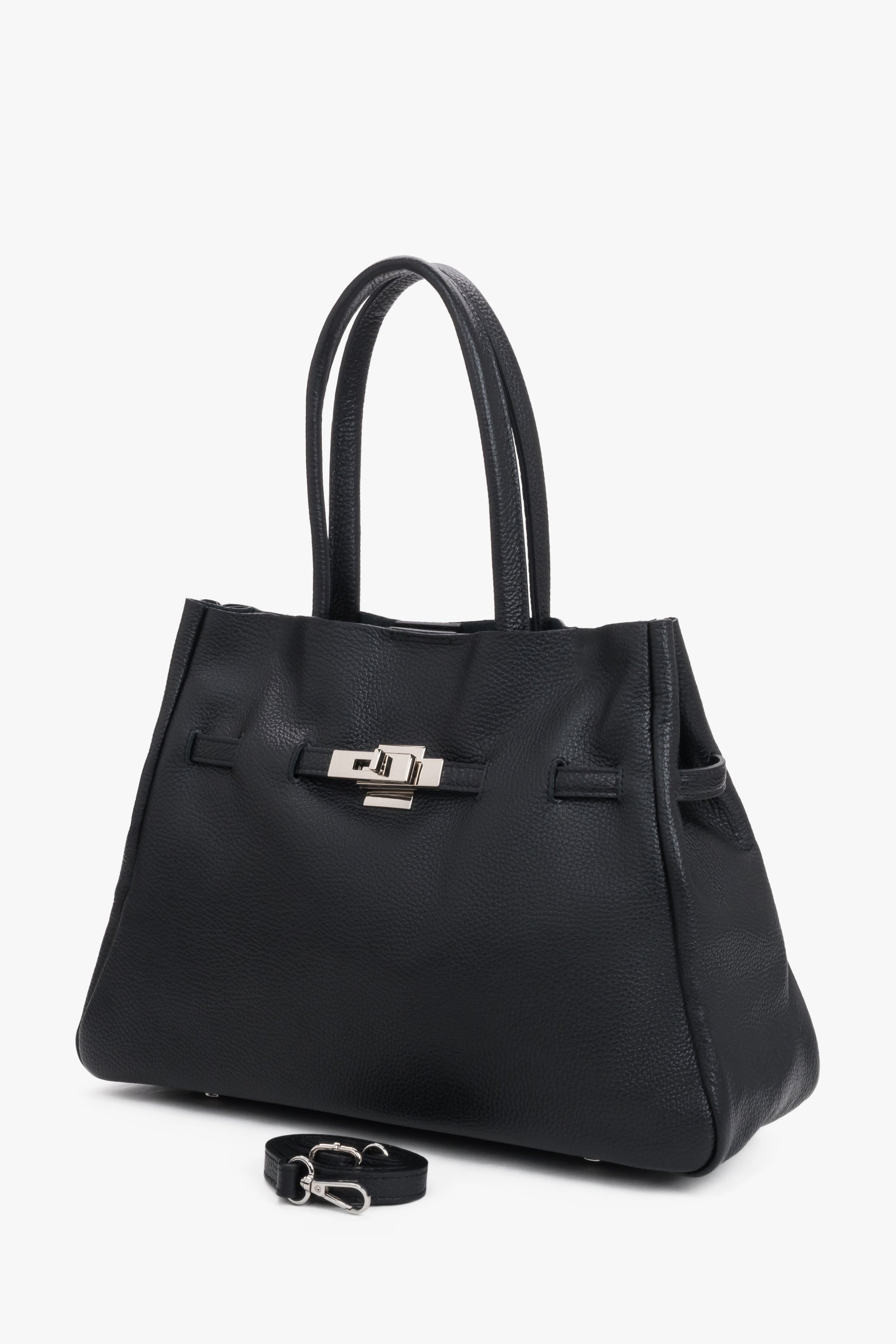 Schrägansicht der schwarzen Echtleder-Handtasche, die die architektonische Form und Tiefe zeigt 