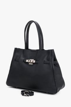 Schrägansicht der schwarzen Echtleder-Handtasche, die die architektonische Form und Tiefe zeigt 