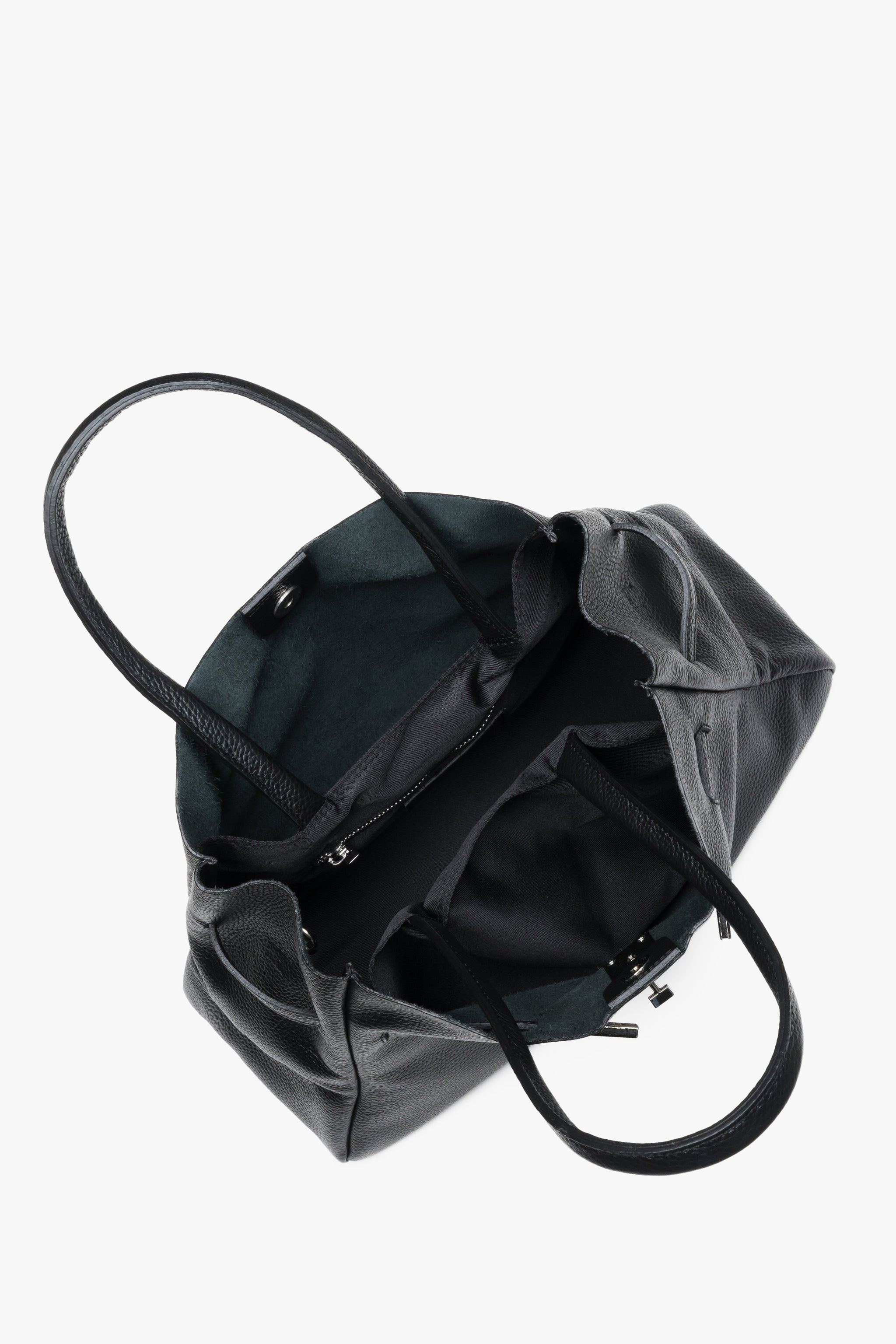Blick von oben in die geöffnete schwarze Handtasche, die drei geräumige Fächer für A4-Dokumente zeigt 