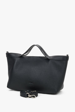 Schrägansicht der schwarzen Tote-Bag mit befestigtem langem Umhängeriemen 