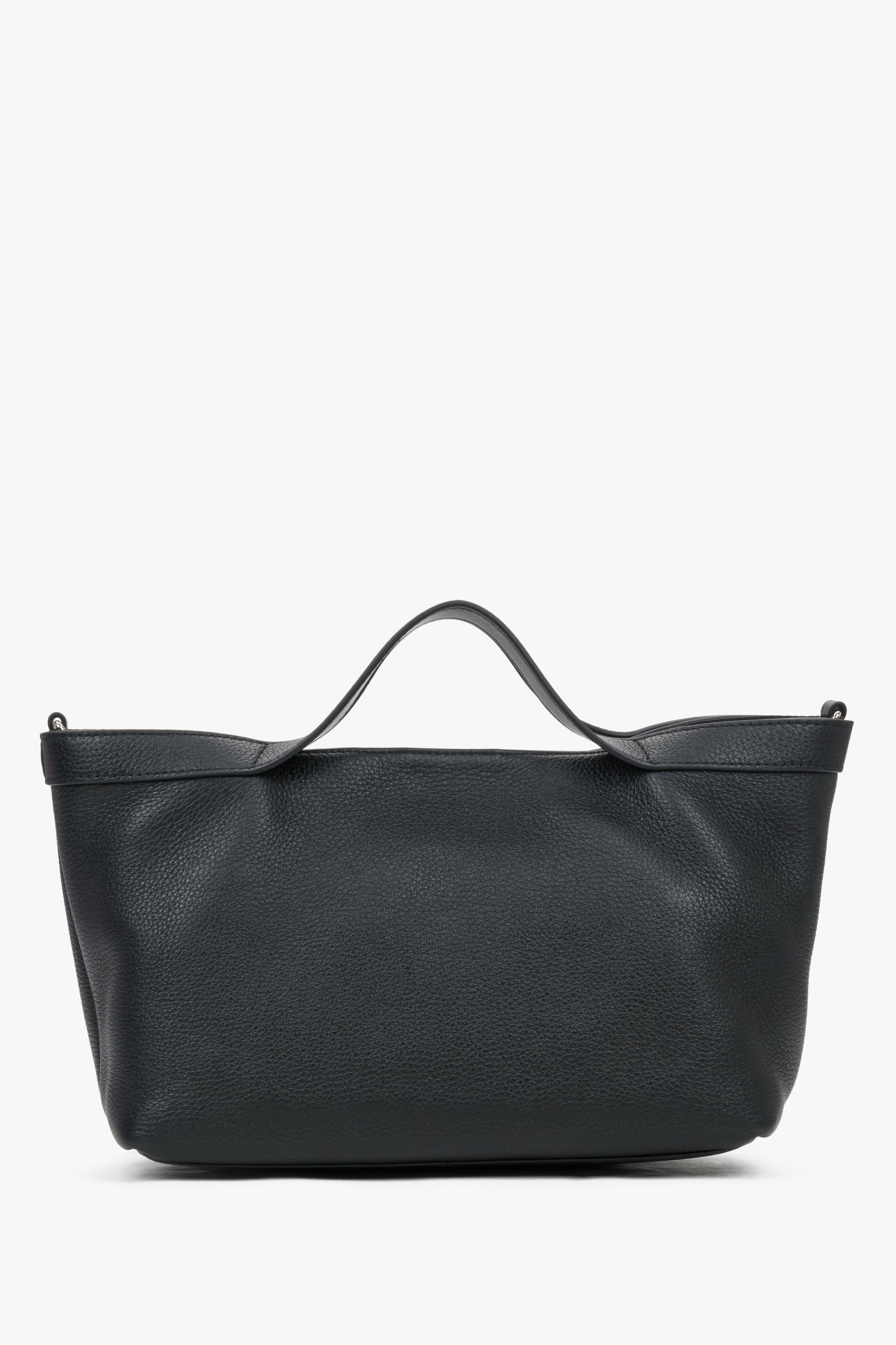 Flache Frontansicht der schwarzen Ledertasche in eleganter, horizontaler Form 