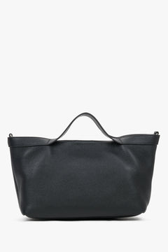 Flache Frontansicht der schwarzen Ledertasche in eleganter, horizontaler Form 