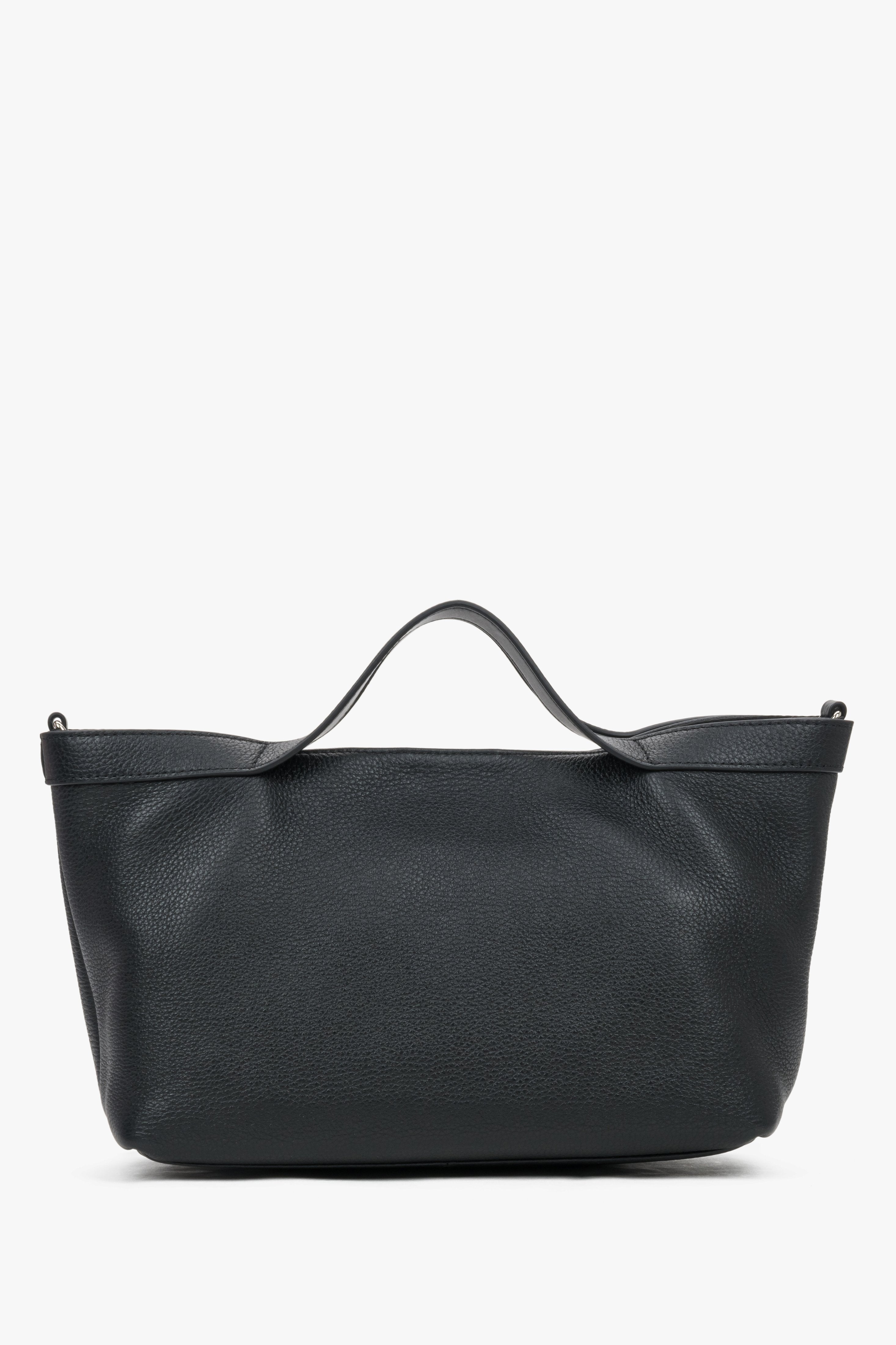 Flache Frontansicht der schwarzen Ledertasche in eleganter, horizontaler Form 