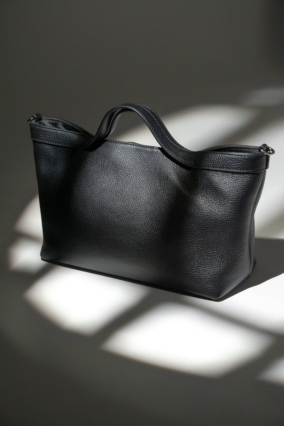 Schwarze Damen-Tote-Bag aus genarbtem Echtleder mit kurzen Griffen Estro ER00120126