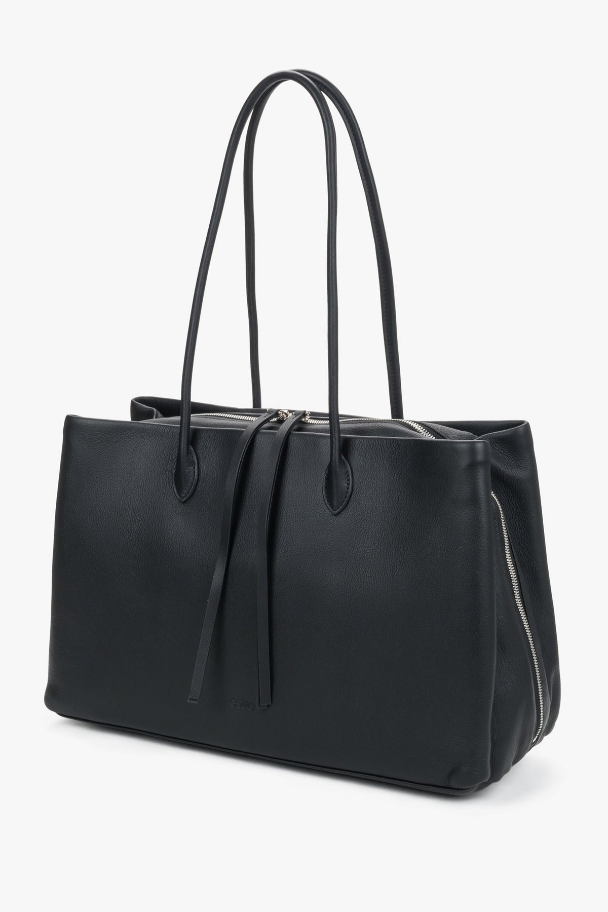 Schräge Frontalansicht der schwarzen Damen-Handtasche mit markanten Lederbändchen am Reißverschluss