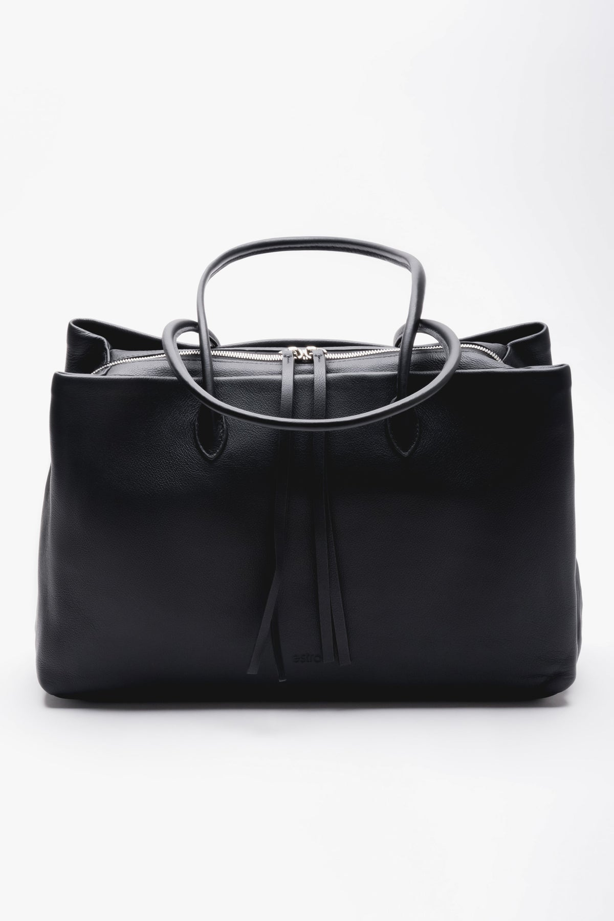 Frontale Perspektive der schwarzen Damen-Handtasche mit umgeklappten Schulterhenkeln