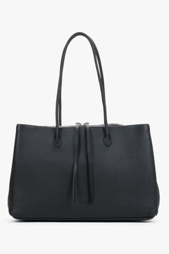 Frontalansicht der eleganten, minimalistischen Silhouette der schwarzen Damen-Tote-Bag