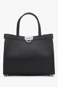 Frontansicht der schwarzen Damen Tote-Bag aus Naturleder ziert mit silbernem Verschluss.