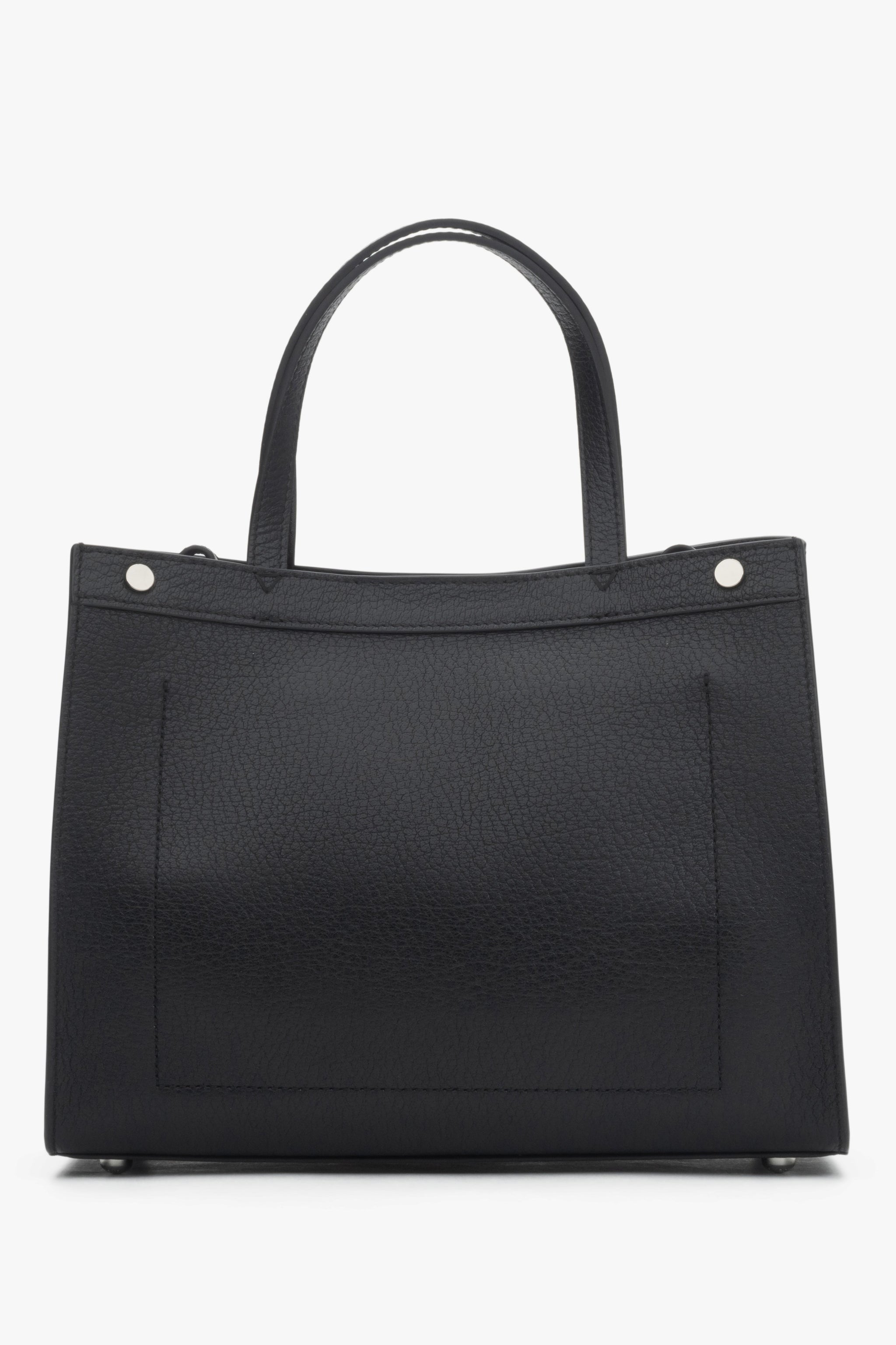 Seitenansicht der kompakten Leder-Tote-Bag mit den silbernen Riemenbefestigungen.