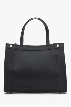 Seitenansicht der kompakten Leder-Tote-Bag mit den silbernen Riemenbefestigungen.