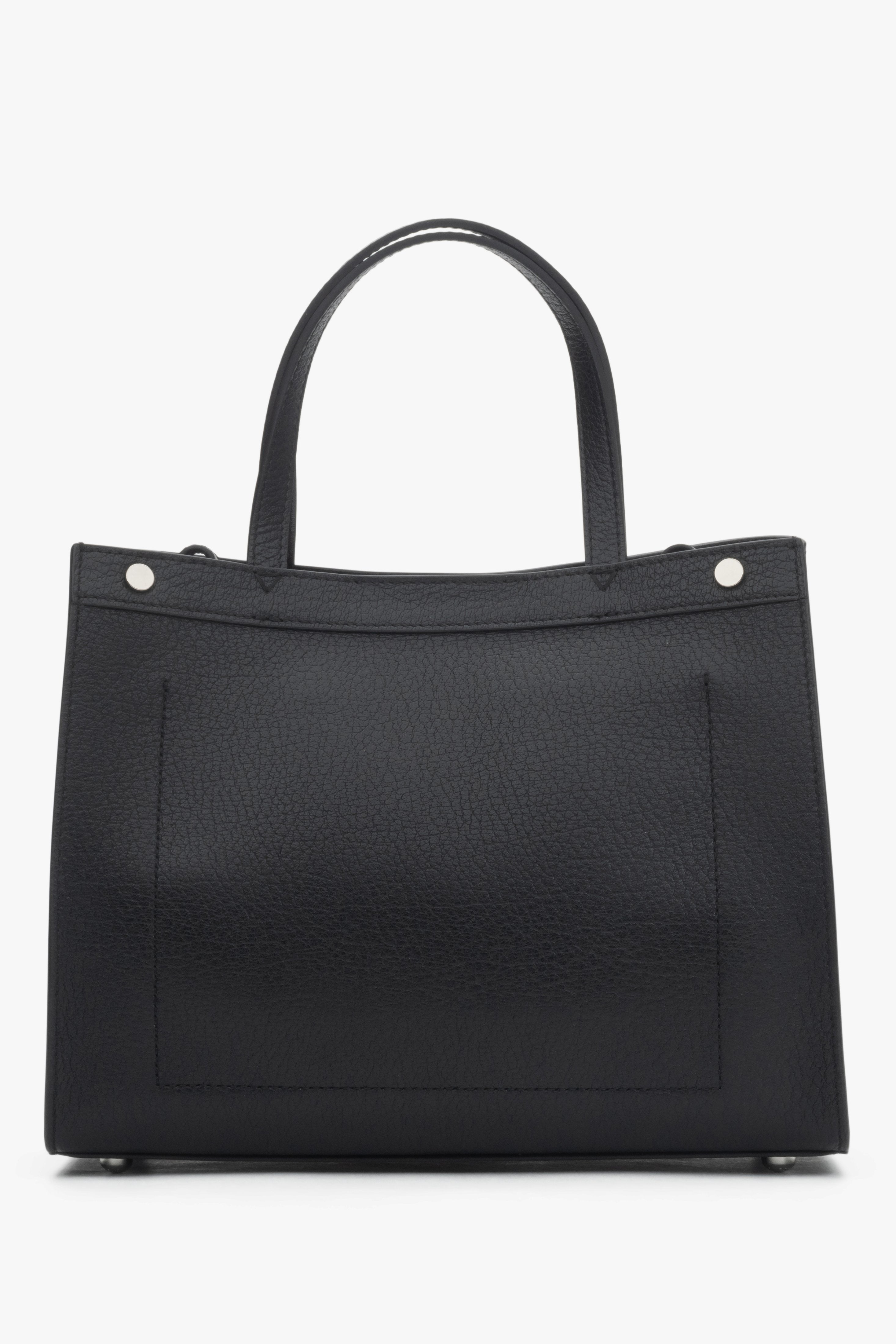 Seitenansicht der kompakten Leder-Tote-Bag mit den silbernen Riemenbefestigungen.