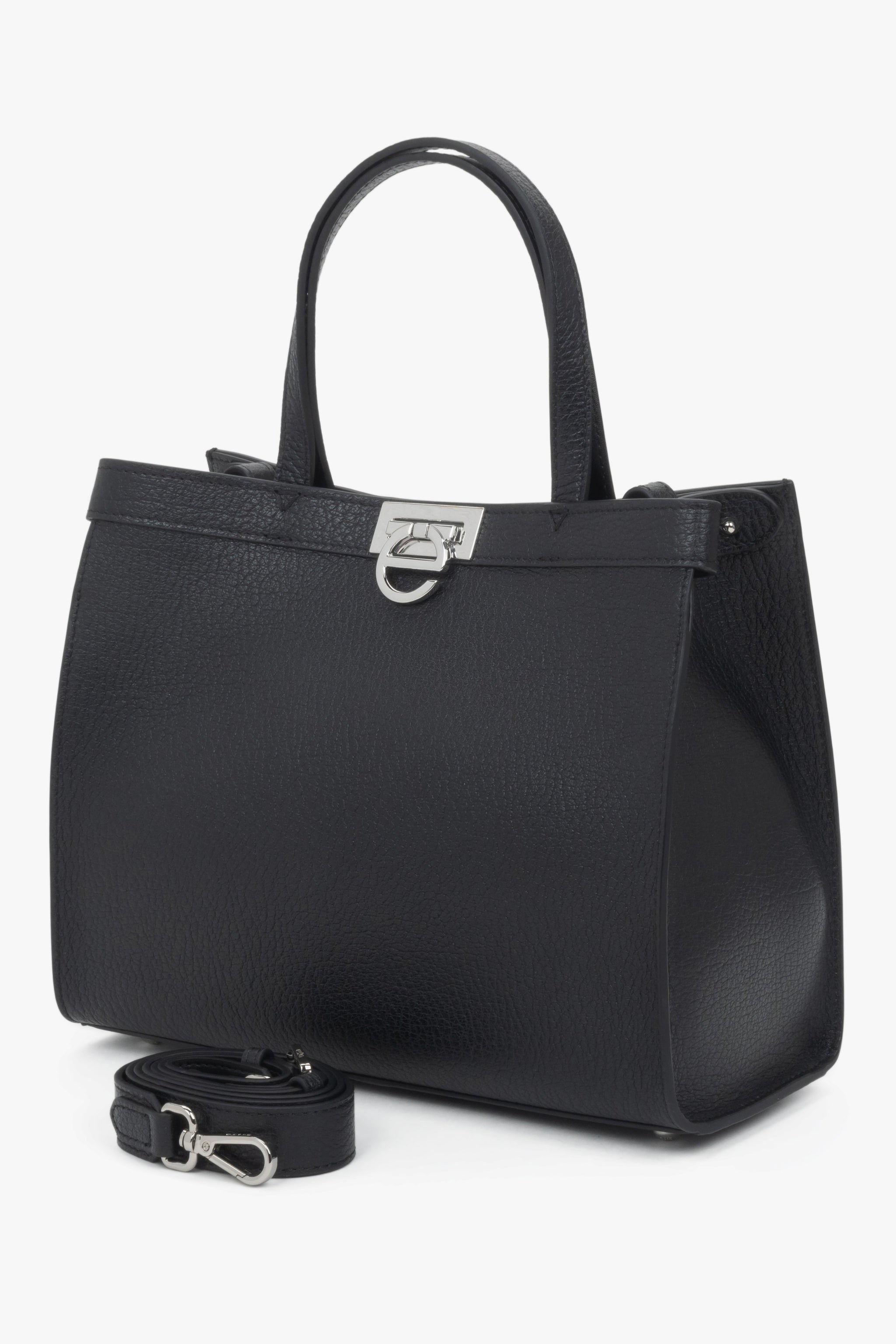 Schräge Ansicht der kompakten Leder-Tote-Bag mit den silbernen Riemenbefestigungen.