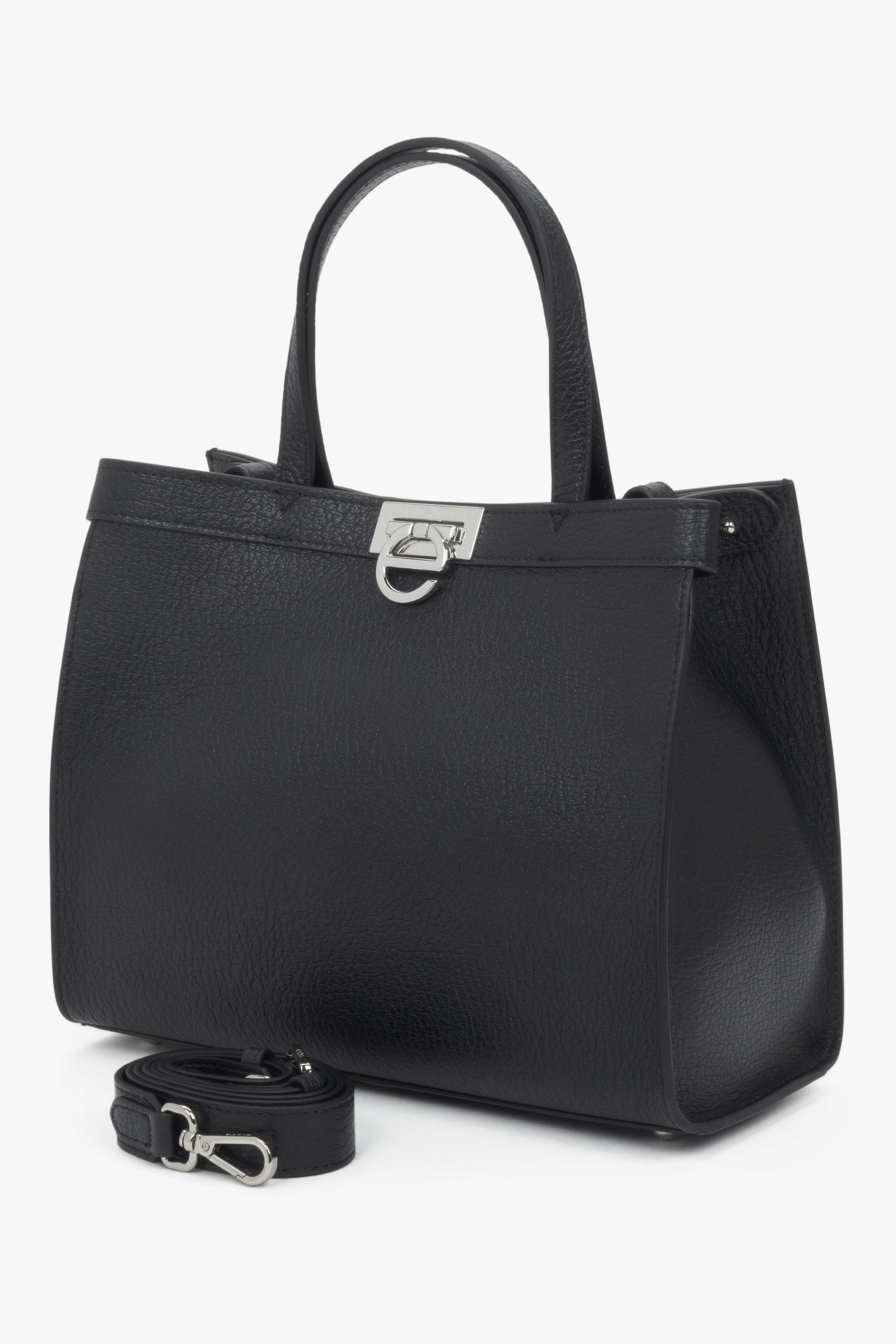 Schräge Ansicht der kompakten Leder-Tote-Bag mit den silbernen Riemenbefestigungen.