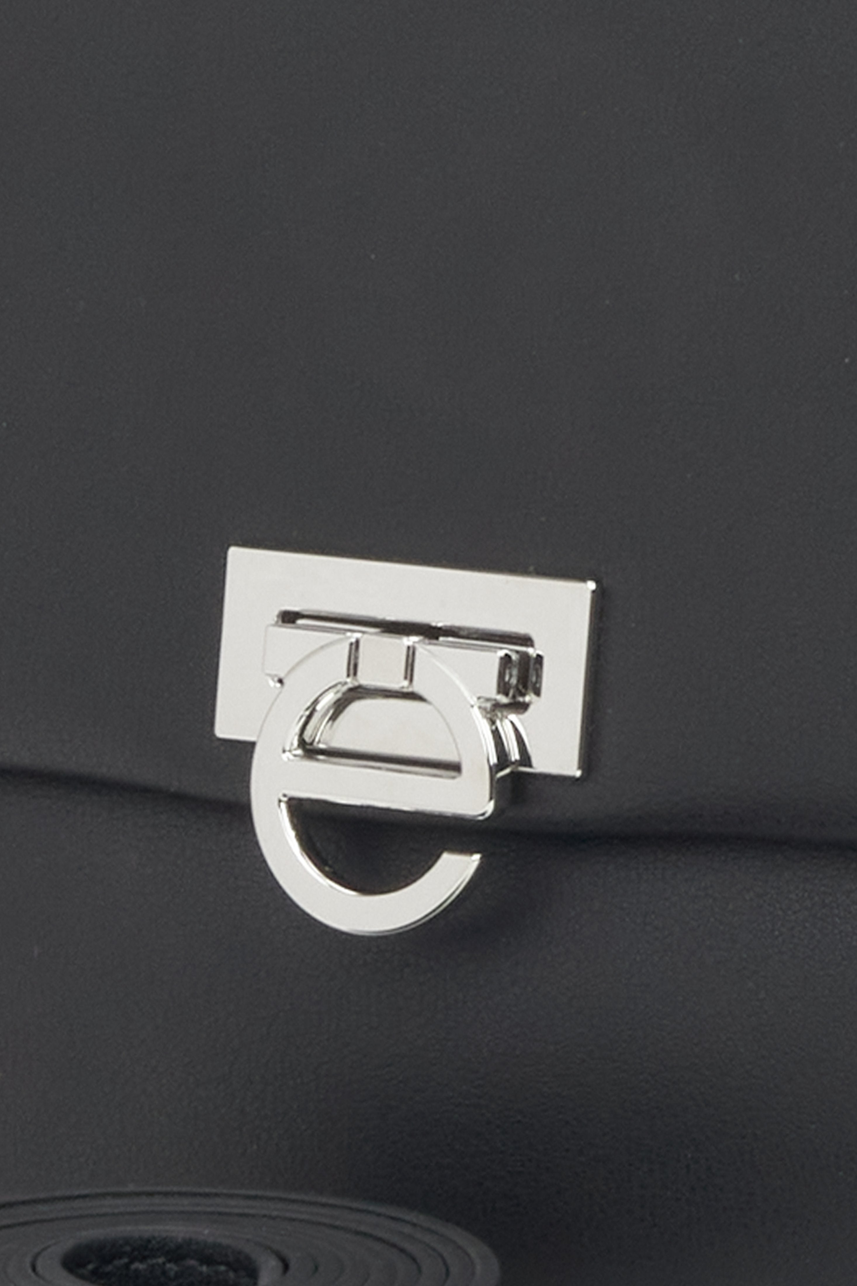 Schwarze Damen-Crossbody-Tasche aus Leder von Estro – Details.